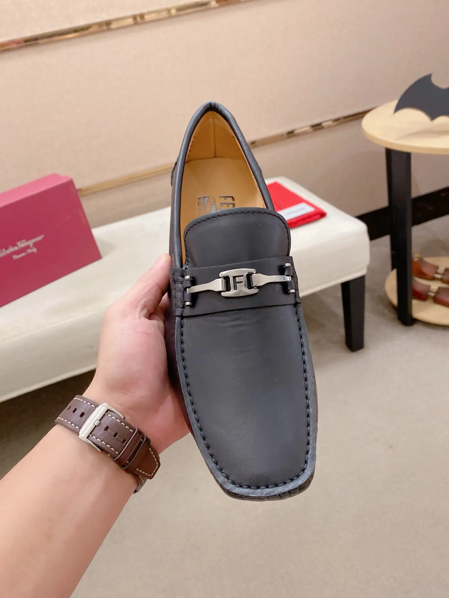 Factory price: 540💰High-end quality! Ferragamo🆕🆕Exclusive hot-selling products in stock🔥🔥New products on the shelves, high-quality Ferragamo men's pea shoes, high-end casual driving shoes, with complete packaging! 💪 💪 Material: imported first-layer cowhide 🐂 + imported high-quality water-dyed cowhide lining + wear-resistant outsole 👍🏻👍🏻 Features: high-end and comfortable, purely handmade 🚀 🚀 Create the perfect shoe that suits you best 🔥 🔥 Size: (38-44) 45 standard size can be customized!
